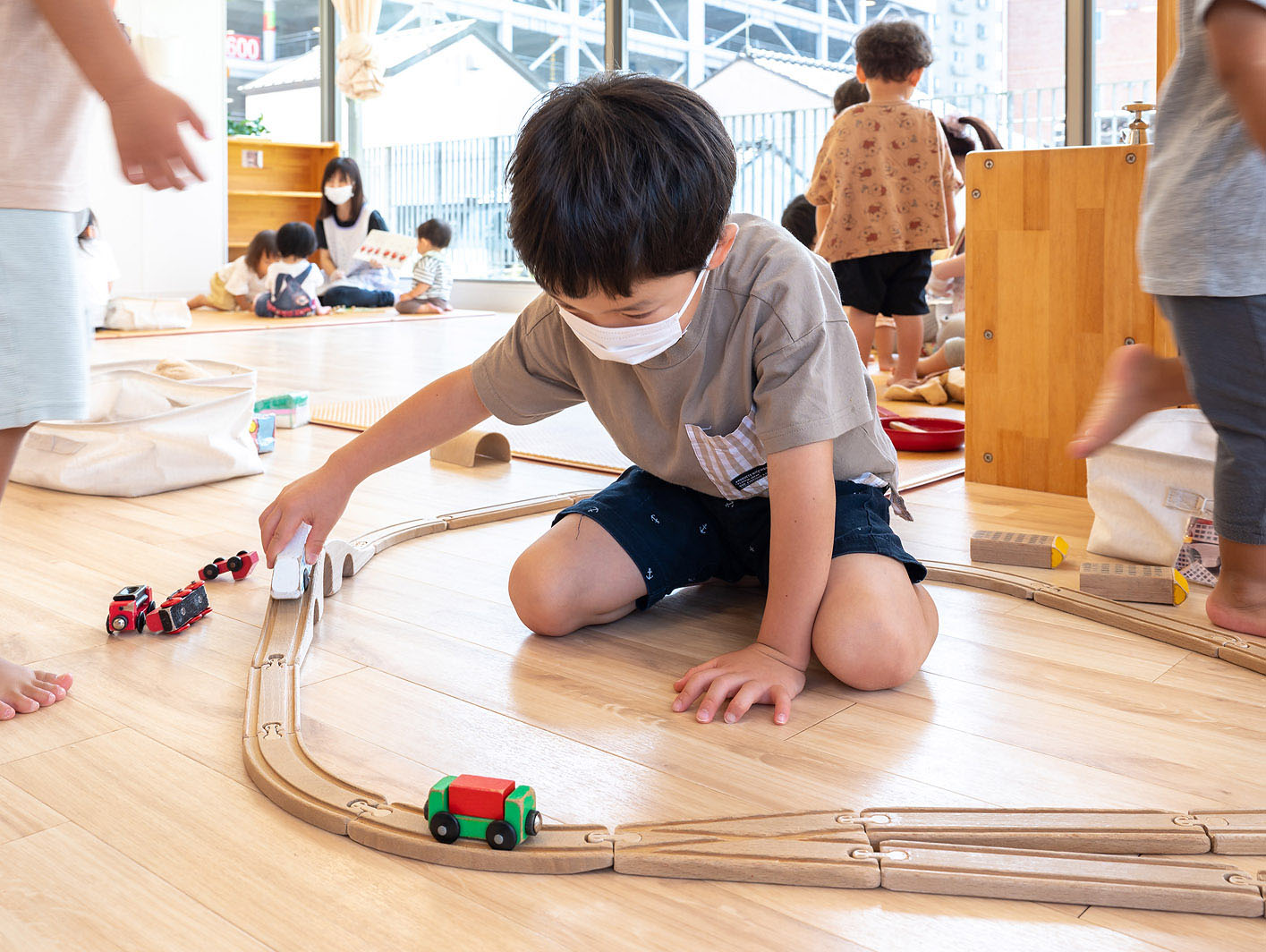 高崎キッズサポートかしの木　列車コーナーで遊ぶ様子